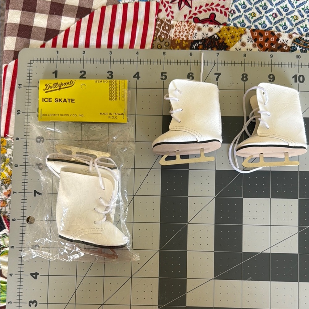 Vintage Doll Ice Skates by Dollspart – White Vinyl with Blades – Size 09041-1